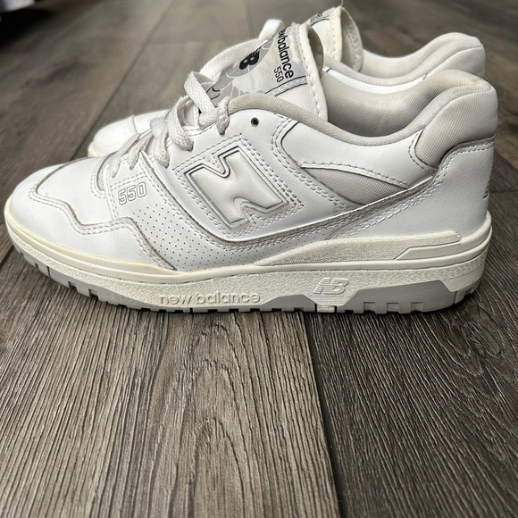 New Balance 550 White Women’s Size 7 – Classic Retro Basketball Sneaker - Picture 3 of 16